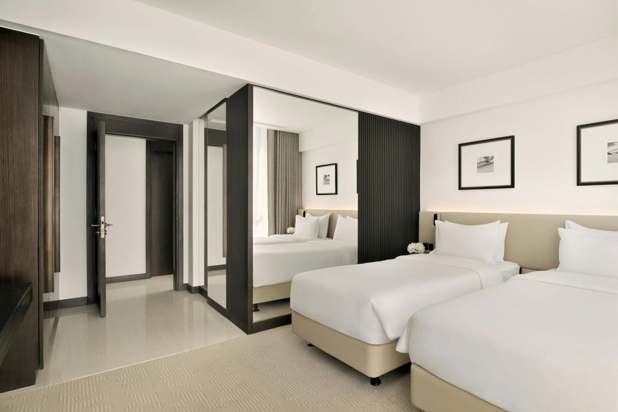 Sheraton Grand Hotel, 5*